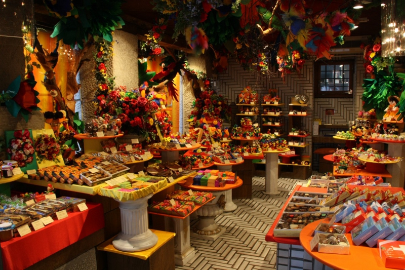 vitrine-LE BAR SUR LOUP-min_candy_store_chocolate_shop_chocolate_switzerland-393515